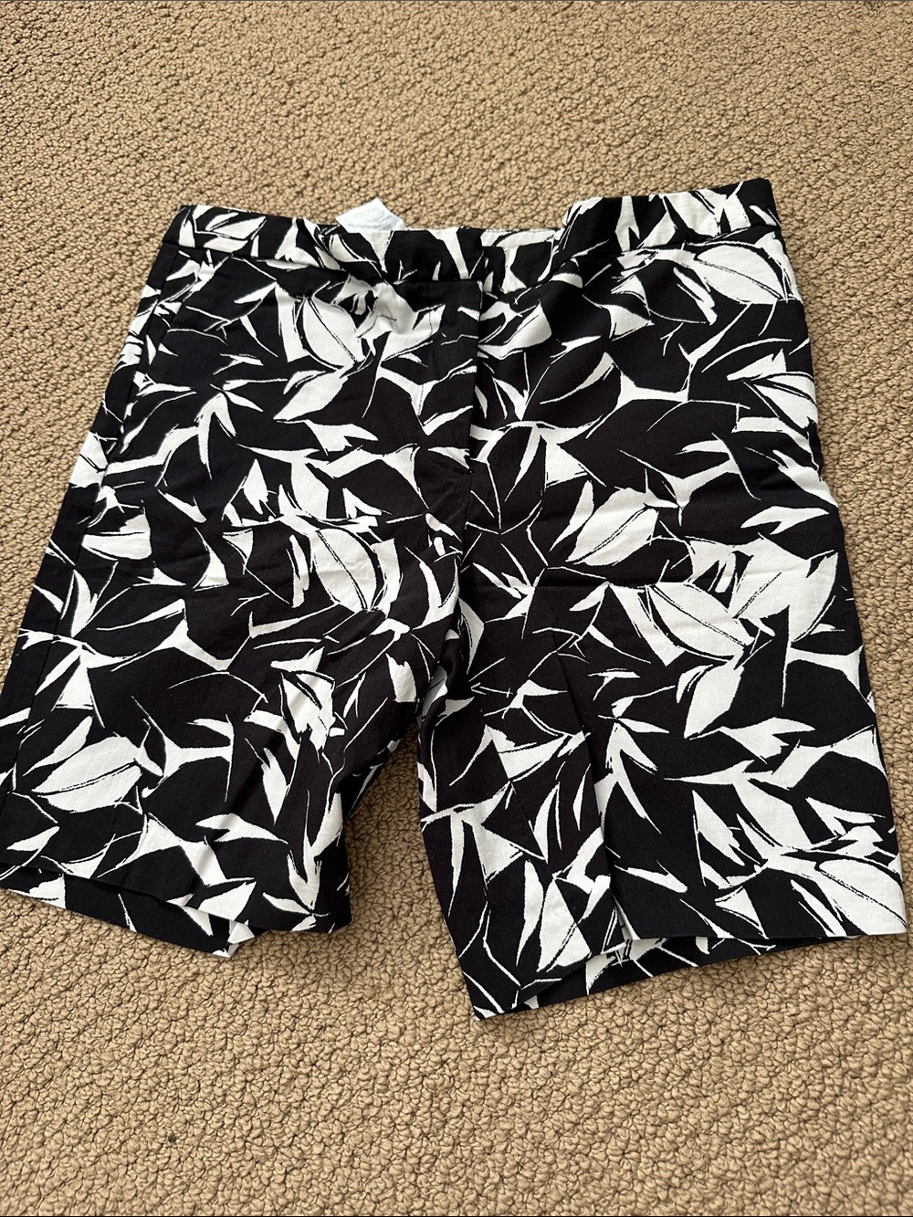 Mario Serrani Black & White Leaf Print Women's Bermuda Shorts